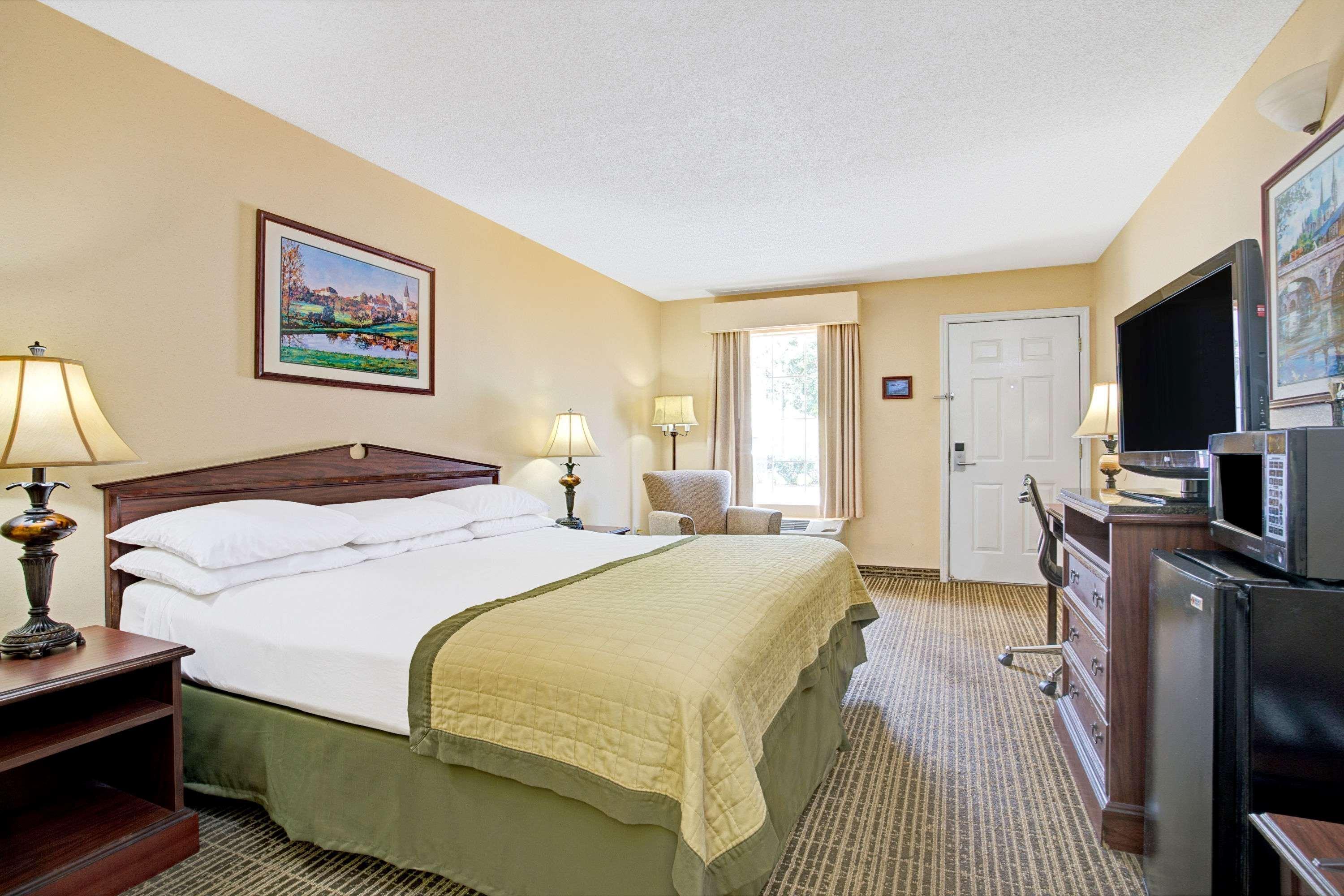 Baymont By Wyndham Smithfield Hotel Exterior photo