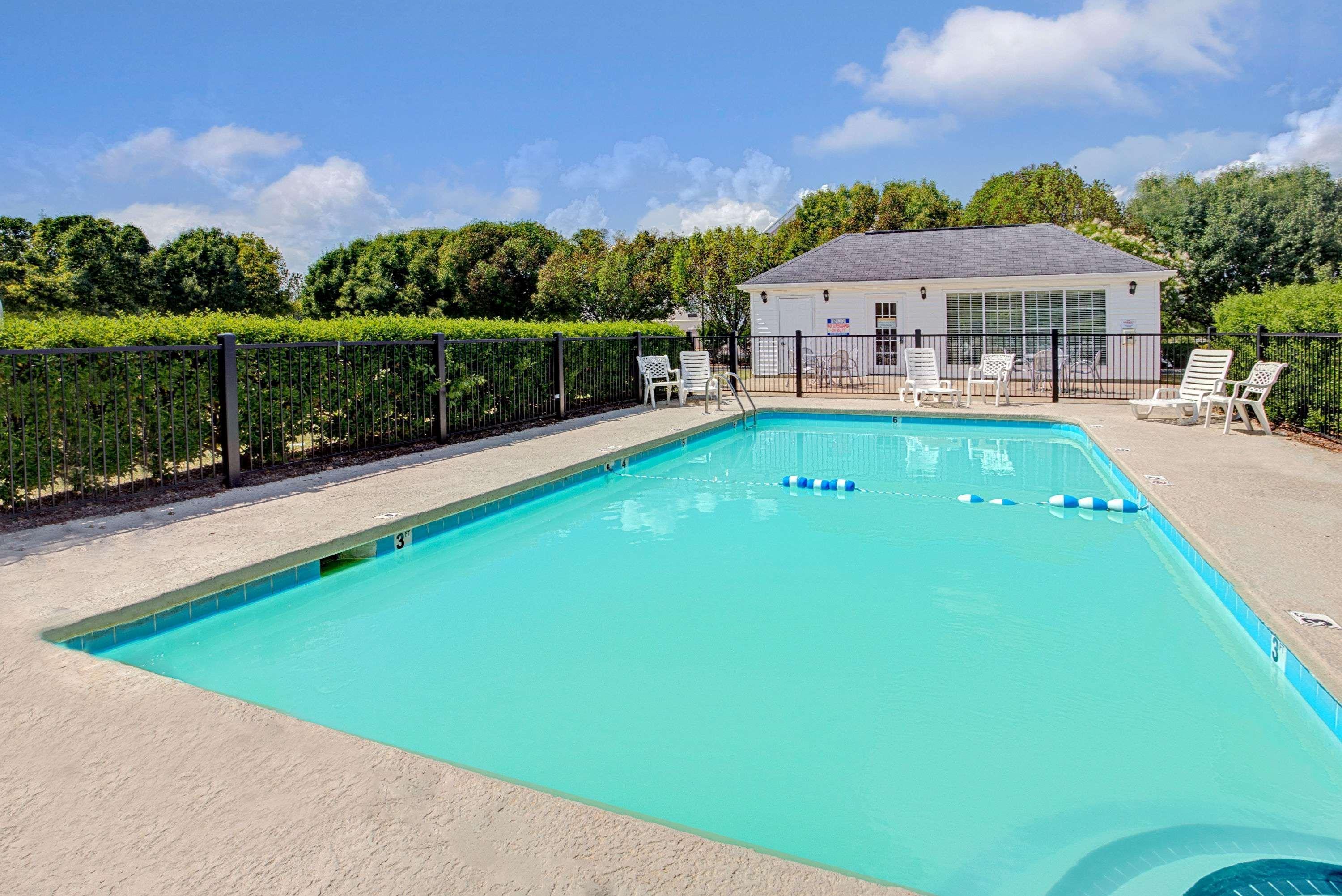 Baymont By Wyndham Smithfield Hotel Exterior photo
