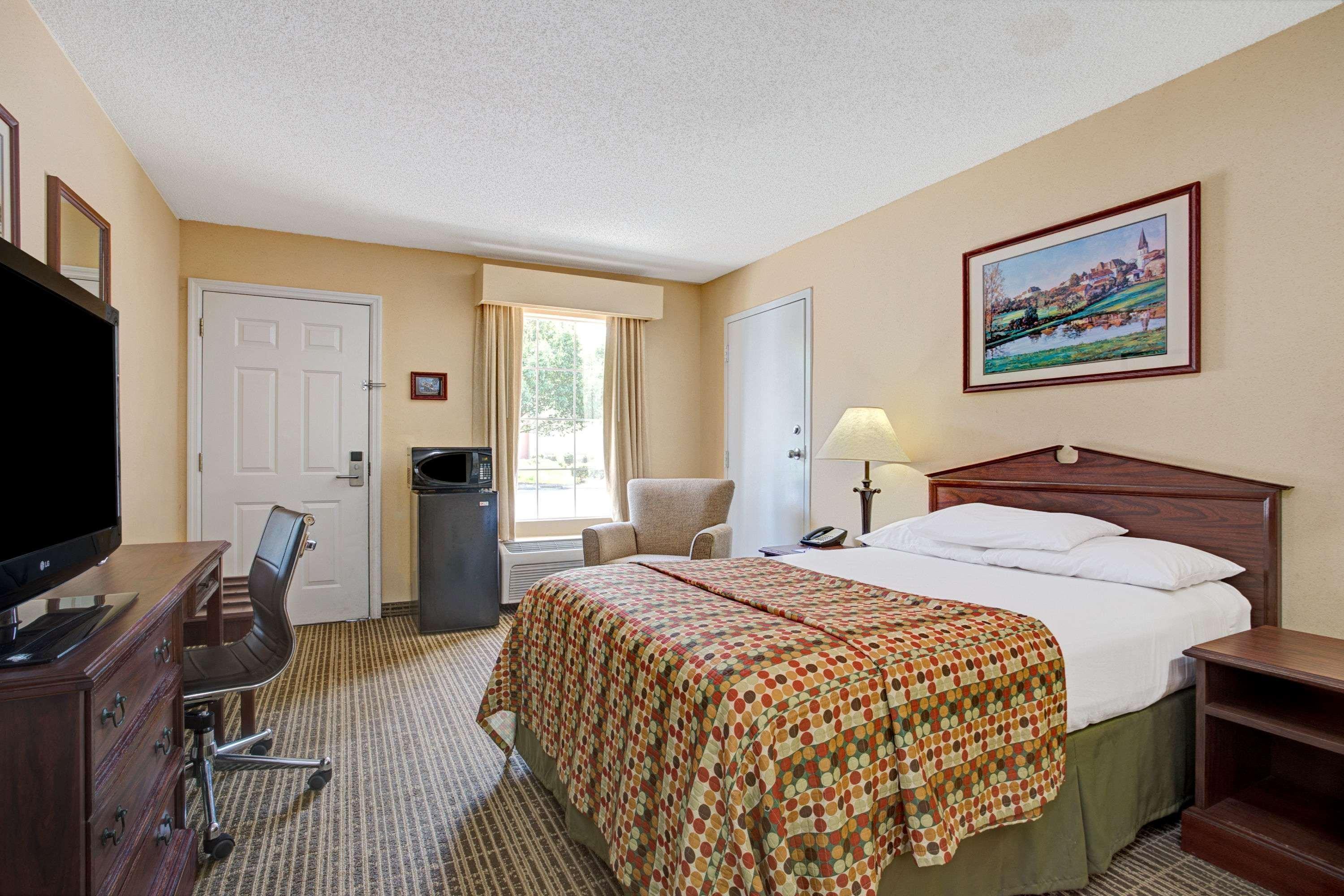 Baymont By Wyndham Smithfield Hotel Exterior photo